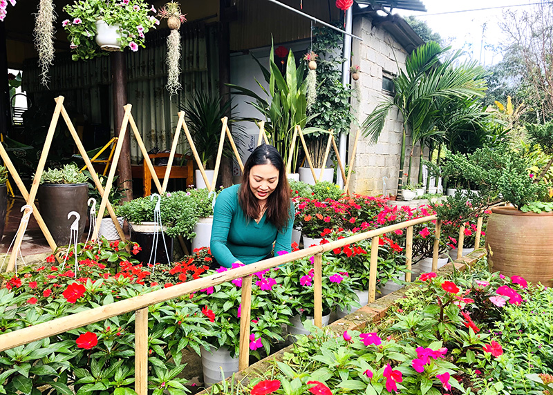 Chị Đinh Thị Kim Tình tại vườn hoa.