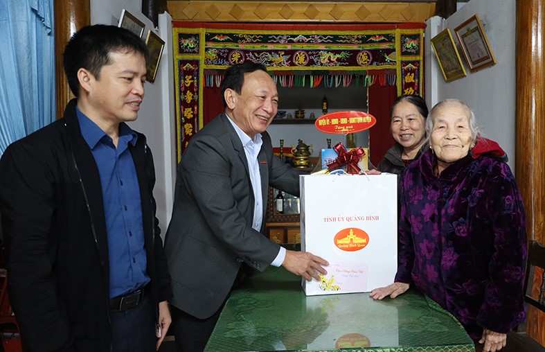 Đồng chí Phó Bí thư Thường trực Tỉnh ủy Trần Hải Châu thăm hỏi tình hình sức khỏe và tặng quà Tết đảng viên Nguyễn Thị Sướt.