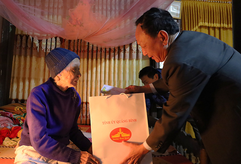 Đồng chí Phó Bí thư Thường trực Tỉnh ủy Trần Hải tặng quà Tết đảng viên Nguyễn Đức Mỹ.