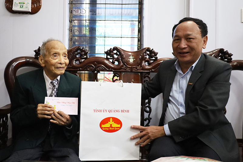  Đồng chí Phó Bí thư Thường trực Tỉnh ủy Trần Hải Châu tặng quà, chúc Tết đảng viên Phạm Đình Khương.