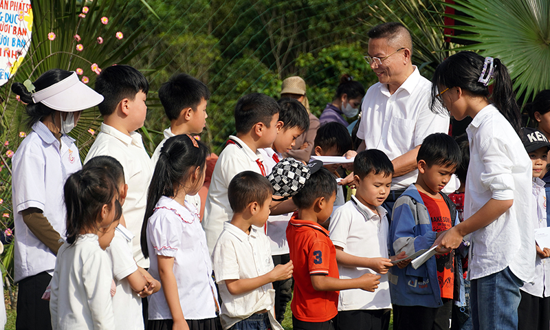 Những tấm lòng hảo tâm tặng học bổng cho trẻ em có hoàn cảnh khó khăn tại phiên chợ.