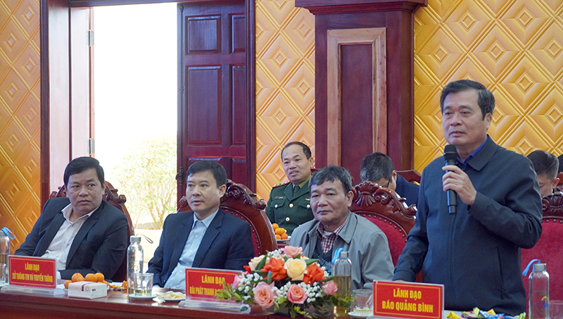 Đồng chí Đinh Tùng Lâm Tổng Biên tập Báo Quảng Bình phát biểu tại buổi gặp mặt