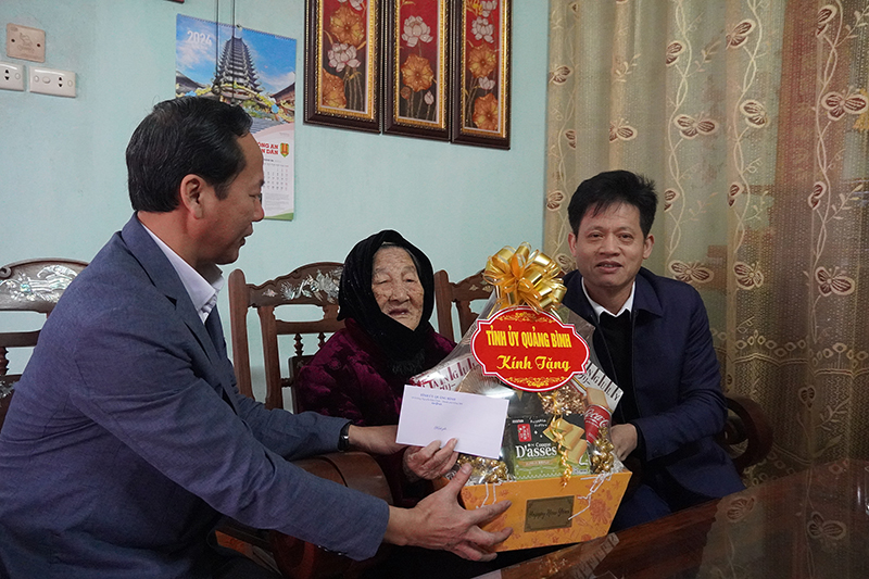 Đồng chí Chủ nhiệm UBKT Tỉnh ủy Lê Văn Bảo tặng quà, chúc mừng đảng viên Từ Thị Bé (SN 1929) ở xã Quảng Kim.