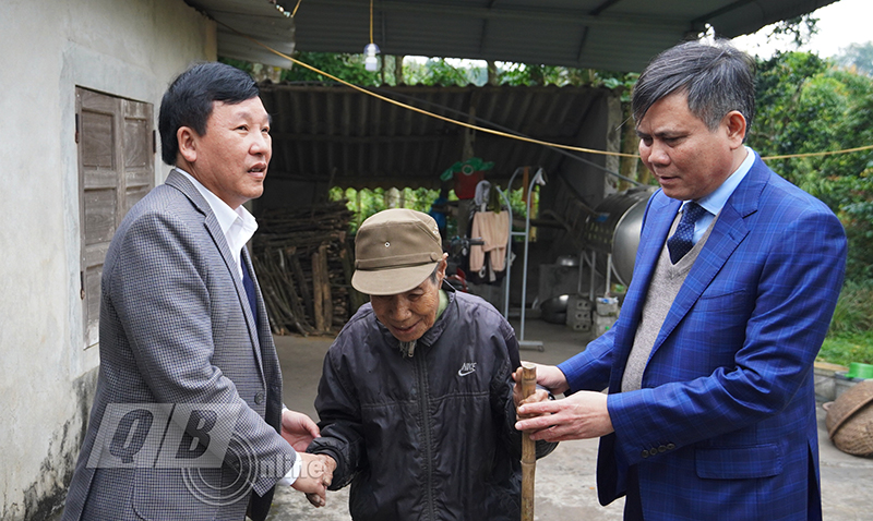 Đồng chí Chủ tịch UBND tỉnh Trần Thắng đến thăm, tặng quà cho ông Phạm Thanh Bình, xã Quảng Lưu (huyện Quảng Trạch).