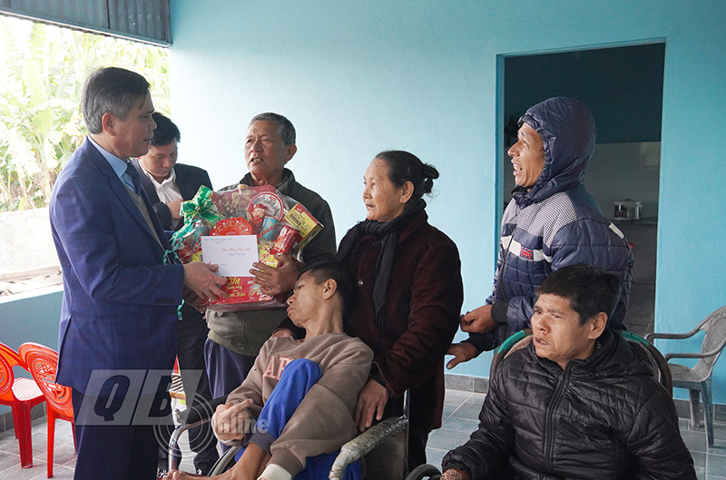 Đồng chí Chủ tịch UBND tỉnh Trần Thắng đến thăm, tặng quà cho ông Võ Lầu, xã Quảng Xuân (huyện Quảng Trạch).