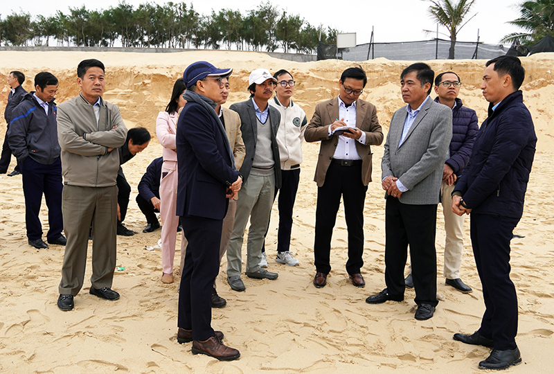 đồng chí Phó Chủ tịch Thường trực UBND tỉnh Đoàn Ngọc Lâm và các chuyên gia đã đi kiểm tra tình hình sạt lở tại bãi biển Bảo Ninh (TP. Đồng Hới).