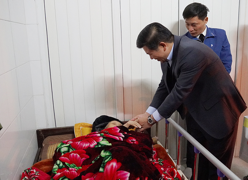 Đồng chí Trưởng ban Tổ chức Tỉnh ủy Trần Vũ Khiêm thăm hỏi tình hình sức khỏe và tặng quà Tết đảng viên Đoàn Ngọc Dãn.