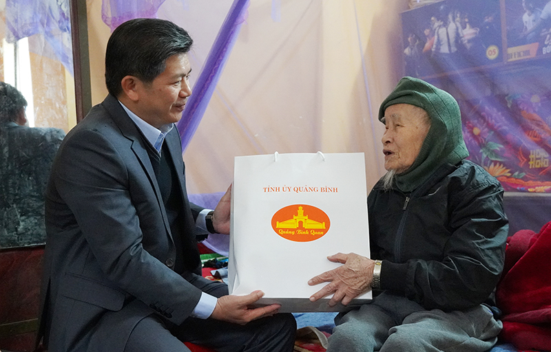 Đồng chí Trần Vũ Khiêm tặng quà, chúc Tết đảng viên Nguyễn Hoàn.