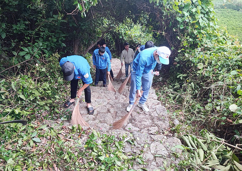 Đoàn viên, thanh niên huyện Quảng Ninh thu gom rác thải tại khuôn viên chùa Kim Phong-núi Thần Đinh