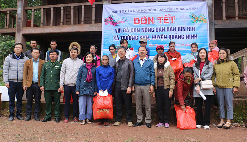 Đoàn HND tỉnh tặng quà Tết và chụp ảnh lưu niệm với bà con nông dân bản Rìn Rìn.