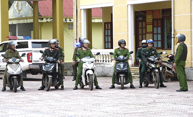 Lực lượng Công an xã Ngư Thủy phối hợp với cán bộ địa bàn đồn Biên phòng triển khai đội hình tuần tra.