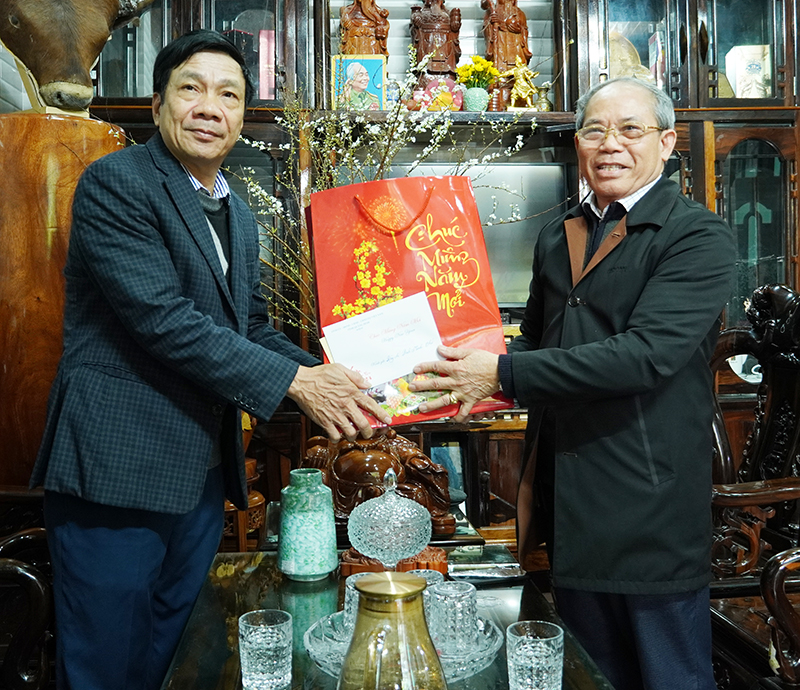 Đồng chí Phó Chủ tịch Thường trực HĐND tỉnh Nguyễn Công Huấn tặng quà chúc mừng năm mới đồng chí Đinh Minh Thử.