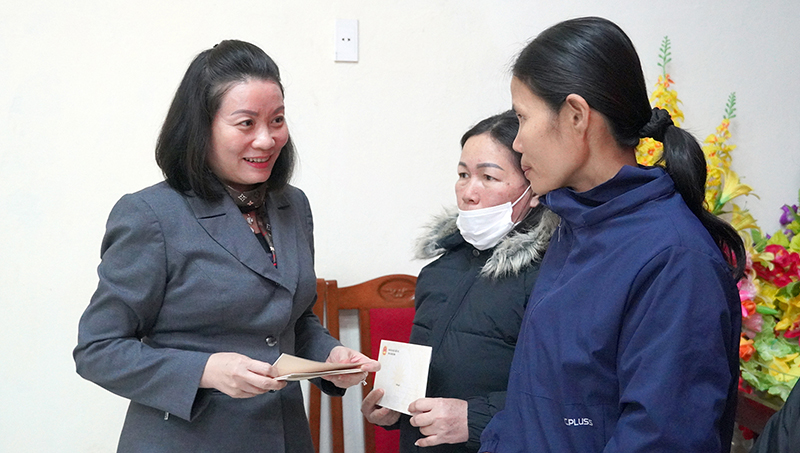  Đồng chí Nguyễn Minh Tâm, Tỉnh ủy viên, Phó trưởng đoàn chuyên trách Đoàn ĐBQH tỉnh trao quà cho các hộ gia đình chính sách tại phường Đồng Hải (TP. Đồng Hới).