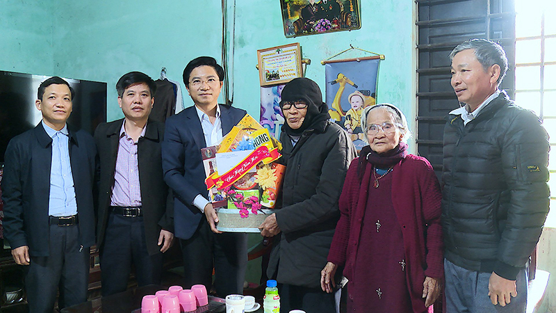 Đồng chí Bí thư Thị ủy Ba Đồn Trương An Ninh thăm, tặng quà gia đình đồng chí Nguyễn Thoại, đảng viên 74 năm tuổi đảng tại xã Quảng Thủy.