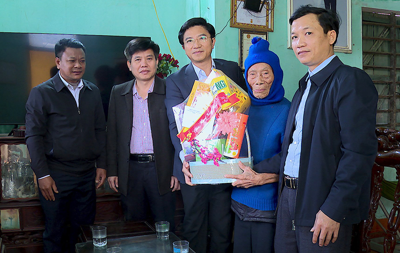 Đồng chí Bí thư Thị ủy Ba Đồn tặng quà chúc mừng đồng chí Trần Tình (SN 1920) phường Quảng Long.