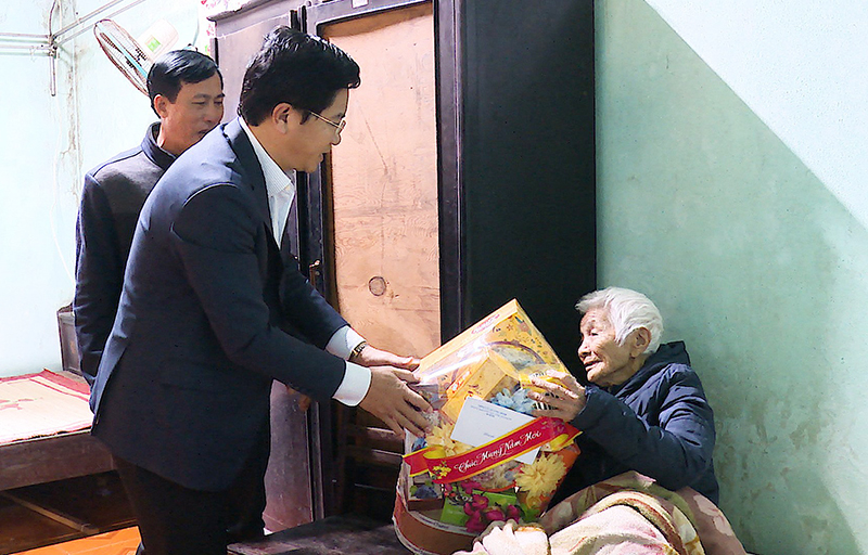 Đồng chí Trương An Ninh thăm, hỏi thăm sức khỏe đồng chí Trần Thị Xem, 73 năm tuổi đảng tại phường Quảng Thọ