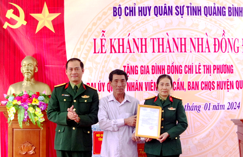 Đại diện Bộ CHQS tỉnh trao quyết định bàn giao “Nhà đồng đội” tặng quân nhân Lê Thị Phương.