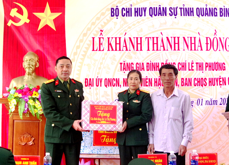 Đại diện Ban CHQS huyện Quảng Ninh tặng quà gia đình quân nhân Lê Thị Phương.
