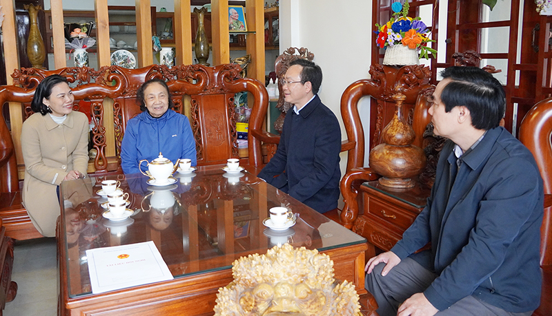 Đồng chí Phó Chủ tịch HĐND tỉnh Hoàng Xuân Tân thăm hỏi tình hình sức khỏe gia đình đồng chí Trần Đình Luyến.