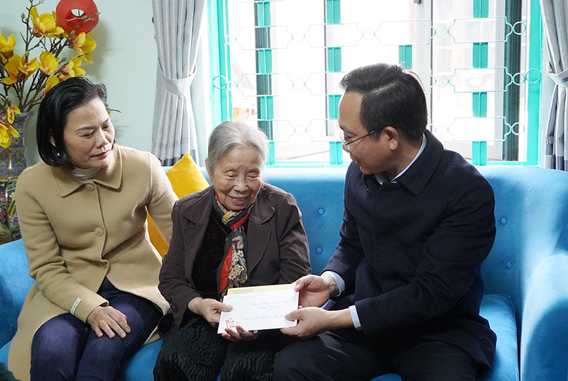 Đồng chí Phó Chủ tịch HĐND tỉnh Hoàng Xuân Tân tặng quà chúc mừng năm mới gia đình đồng chí Nguyễn Đình Chí.