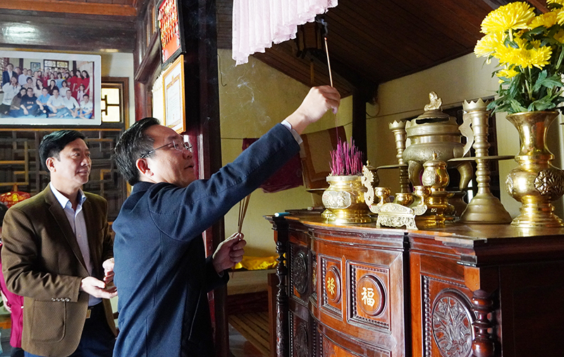 Đồng chí Phó Chủ tịch HĐND tỉnh Hoàng Xuân Tân thắp hương cho đồng chí Hồ Bổng.