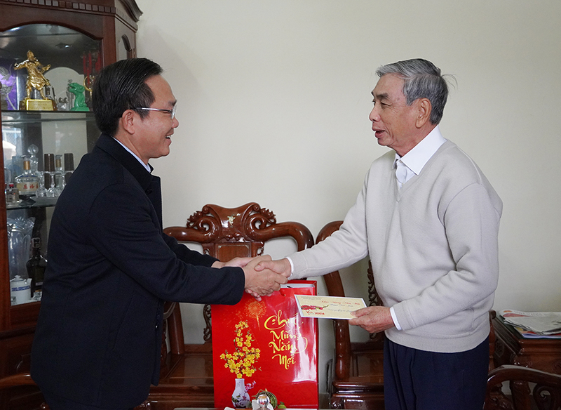 Đồng chí Phó Chủ tịch HĐND tỉnh Hoàng Xuân Tân tặng quà chúc mừng năm mới đồng chí Trần Đình Huề.