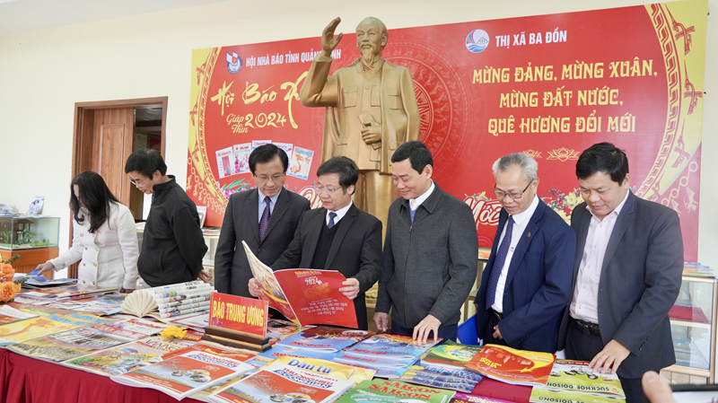Đồng chí Trưởng ban Tuyên giáo Tỉnh ủy Cao Văn Định và các đại biểu tham quan gian trưng bày báo Xuân năm 2024. 