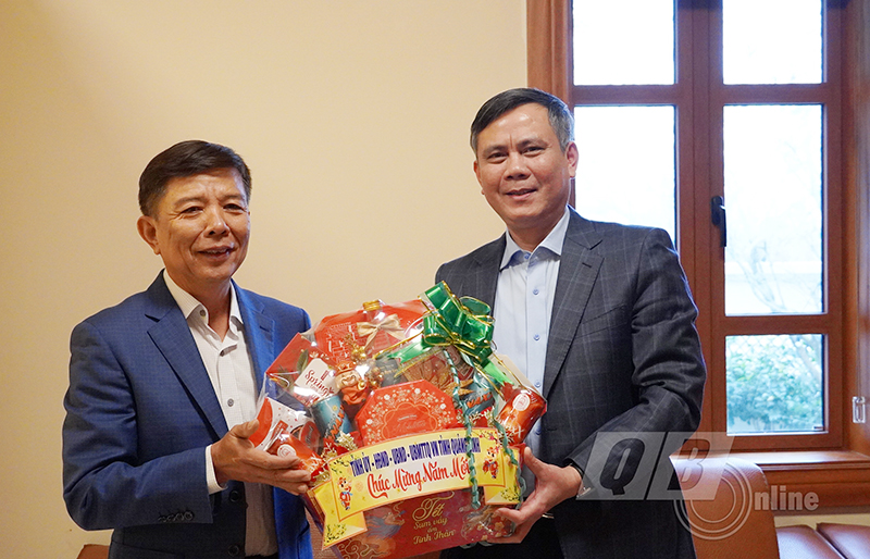  Đồng chí Chủ tịch UBND tỉnh Trần Thắng tặng quà Tết đồng chí Nguyễn Hữu Hoài.