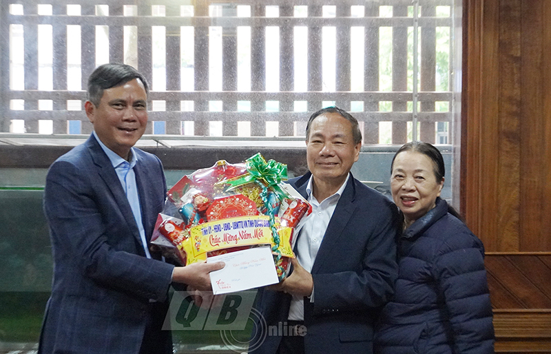  Đồng chí Chủ tịch UBND tỉnh Trần Thắng tặng quà Tết đồng chí Phan Lâm Phương