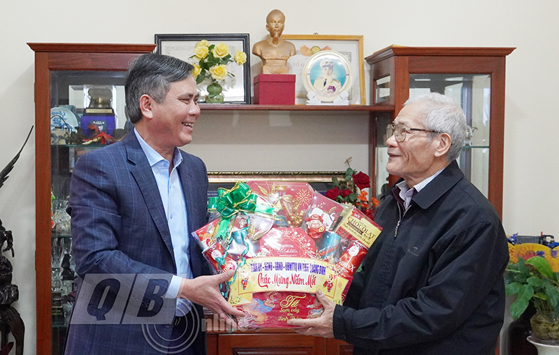  Đồng chí Chủ tịch UBND tỉnh Trần Thắng tặng quà Tết cho đồng chí Trần Công Thuật.