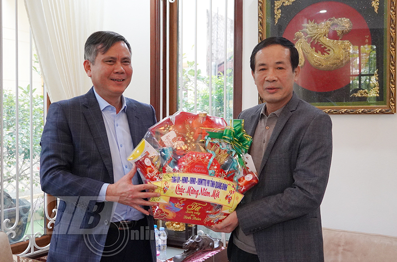 ồng chí Chủ tịch UBND tỉnh Trần Thắng tặng quà Tết cho đồng chí Trần Công Thuật.