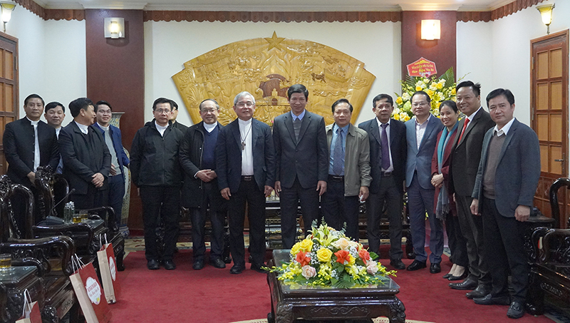 Các đồng chí lãnh đạo tỉnh chụp ảnh lưu niệm cùng Giám mục Louis Nguyễn Anh Tuấn và các thành viên