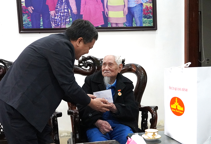 Đồng chí Bí thư Thành ủy Trần Phong thăm hỏi, tặng quà đồng chí Nguyễn Nĩu (TDP 1, Hải Thành).