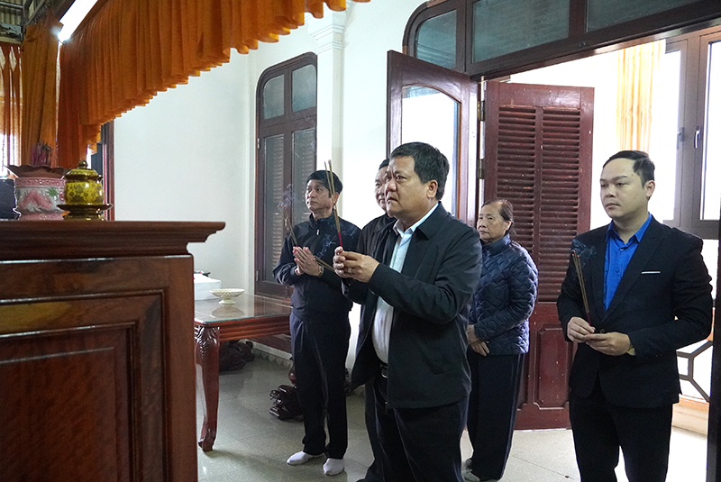 Đồng chí Trần Phong cùng đoàn công tác và đại diện gia đình tưởng nhớ đồng chí Lê Văn Tuấn.