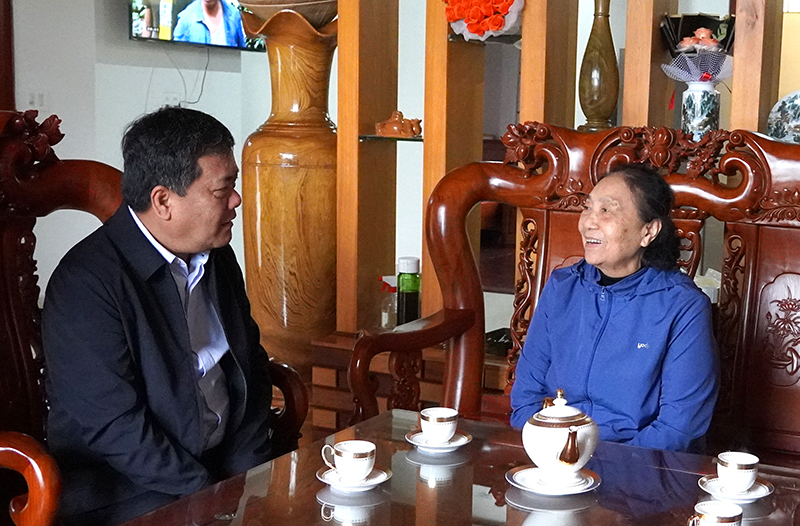 Đồng chí Bí thư Thành ủy Trần Phong thăm hỏi và chúc Tết gia đình đồng chí Trần Đình Luyến.