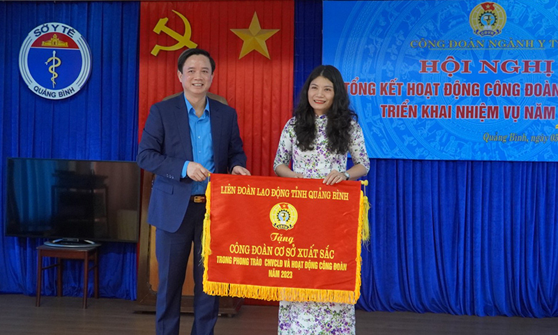 Chủ tịch LĐLĐ tỉnh Phạm Tiến Nam trao tặng cờ thi đua toàn diện năm 2023 cho tập thể Trung tâm Y tế TX. Ba Đồn.
