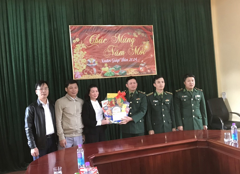 Đồng chí Phó trưởng đoàn chuyên trách Đoàn ĐBQH tỉnh Nguyễn Minh Tâm tặng quà cho Đồn biên phòng Cà Roòng