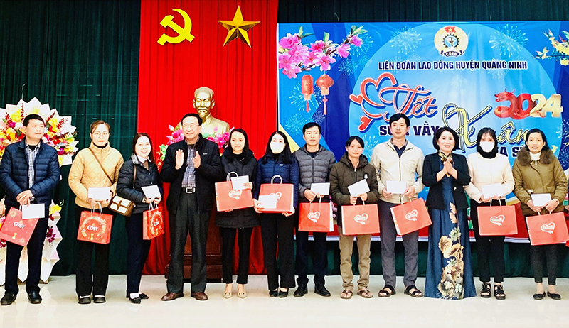 Đại diện lãnh đạo huyện Quảng Ninh tặng quà cho các đoàn viên, người lao động trên địa bàn.