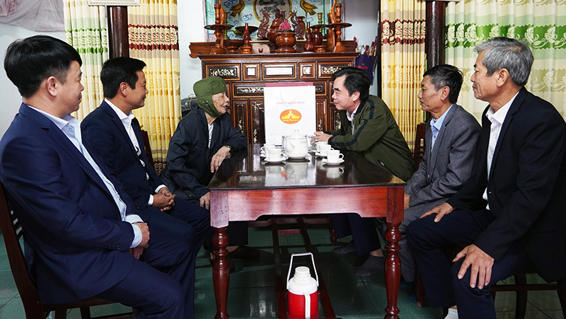Đồng chí Trưởng ban Nội chính Tỉnh ủy Nguyễn Lương Bình thăm hỏi tình hình sức khỏe và tặng quà Tết đảng viên Nguyễn Văn Điếu, xã Duy Ninh.