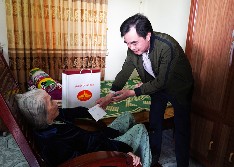  Đồng chí Trưởng ban Nội chính Tỉnh ủy Nguyễn Lương Bình tặng quà gia đình đảng viên Lê Thị Kim Quế, xã Võ Ninh.