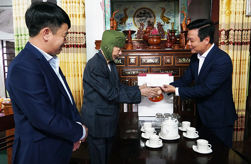 Bí thư Huyện uỷ Quảng Ninh Trần Quốc Tuấn thăm và tặng quà Tết các đồng chí đảng viên có tuổi Đảng cao.