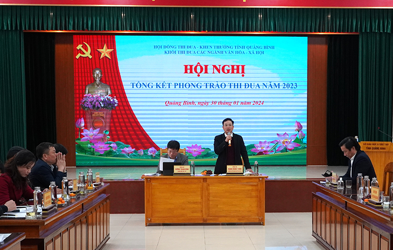 Đồng chí Đặng Ngọc Tuấn, Giám đốc Sở GD-ĐT-đại diện đơn vị Trưởng khối thi đua năm 2023 phát biểu tại hội nghị.