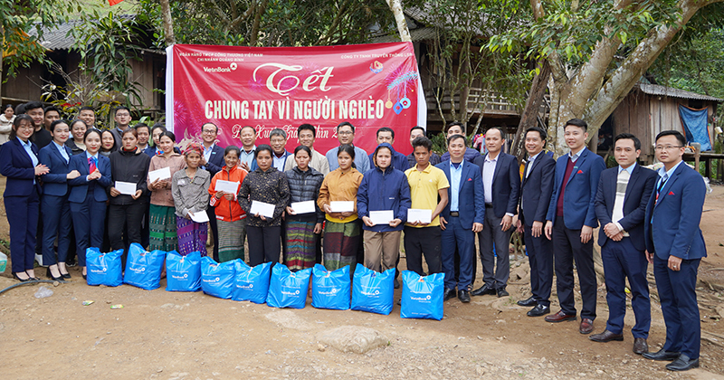 Đại diện lãnh đạo VietinBank-Chi nhánh Quảng Bình, Công ty TNHH truyền thông LSB và các đơn vị liên quan trao tiền hỗ trợ cho các hộ gia đình có hoàn cảnh khó khăn trên địa bàn xã Trường Sơn (Quảng Ninh).