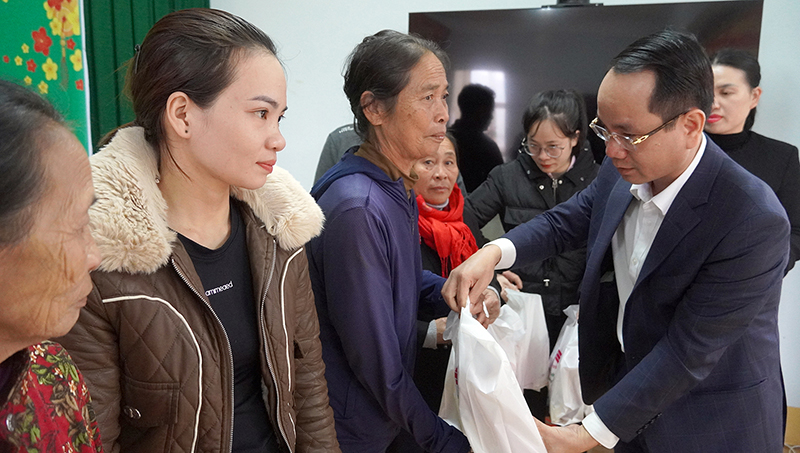Đồng chí Phan Mạnh Hùng, Tỉnh ủy viên, Phó Chủ tịch UBND tỉnh tặng quà cho các gia đình chính tại xã Lâm Trạch