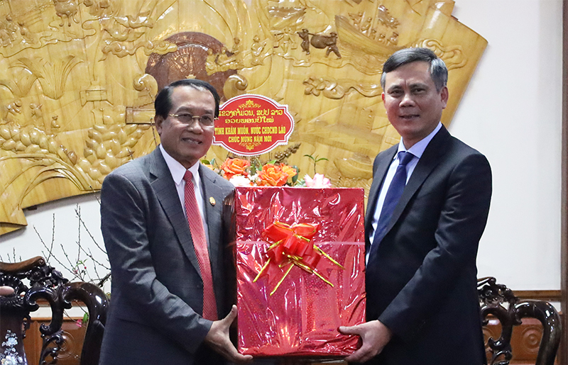 Đồng chí Bí thư, Tỉnh trưởng tỉnh Khăm Muồn Văn-Xay Phông-Sa-Vẳn tặng quà chúc mừng năm mới Đảng bộ, chính quyền và nhân dân tỉnh Quảng Bình.
