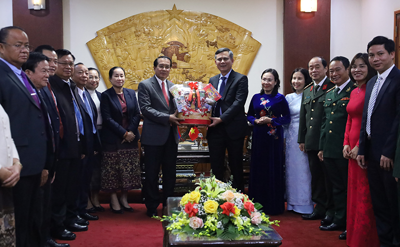 Đồng chí Chủ tịch UBND tỉnh Trần Thắng tặng quà đoàn đại biểu tỉnh Khăm Muồn.   