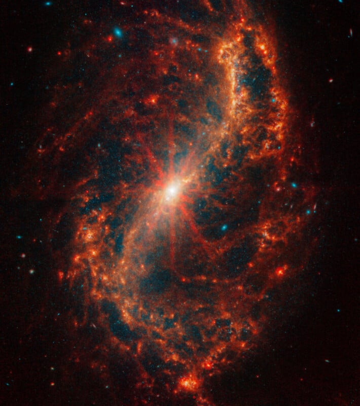 Thiên hà xoắn ốc NGC 1512, nằm cách Trái Đất 30 triệu năm ánh sáng, được nhìn thấy trong một hình ảnh từ Kính viễn vọng Không gian James Webb. (Ảnh: NASA)