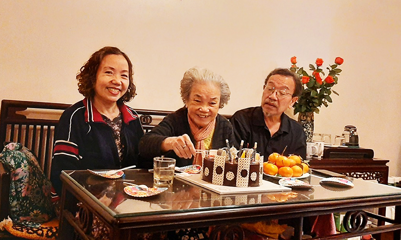 NSƯT Kim Oanh và hai con của mình.
