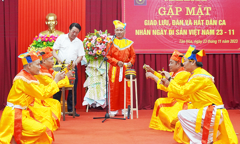 Câu lạc bộ hát bội, múa tiên xã Tân Hóa đang biểu diễn một bài hát bội.