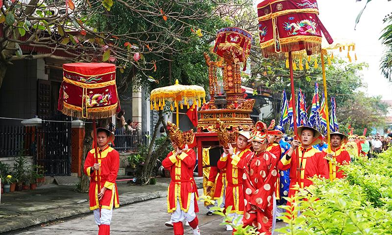 Rước tổ ở lễ hội cầu ngư của làng biển Cảnh Dương.